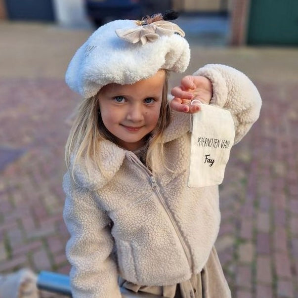 Luxe pietenmuts met naam - taupe (L)